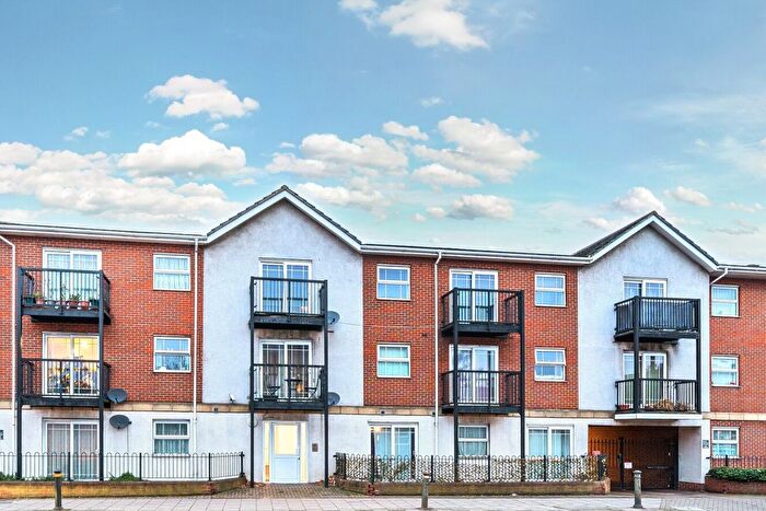 2 Bedroom Flat For Sale In Croydon Road, Beckenham, Kent, BR3