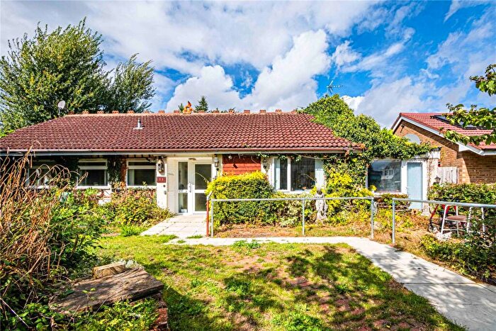 2 Bedroom Bungalow For Sale In Kings Mead, Edlesborough, Buckinghamshire, LU6