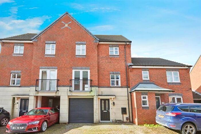 3 Bedroom Town House To Rent In Jeque Place, Burton-On-Trent, DE13