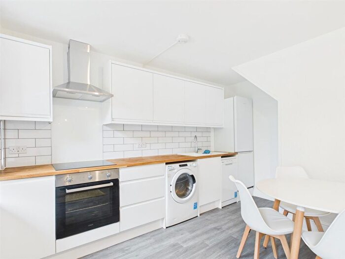 4 Bedroom Property To Rent In Wallis Close, Clapham Junction, SW11