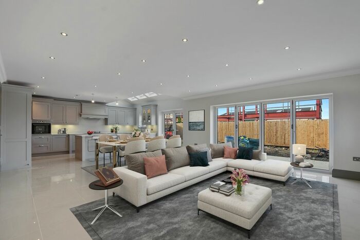 6 Bedroom Detached House To Rent In Manor Grange, Doesgate Lane, RM14