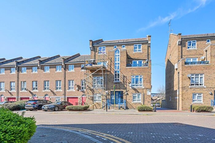 2 Bedroom Flat For Sale In Charnwood Gardens, , Docklands, London, E14