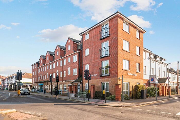 1 Bedroom Flat For Sale In Clifton Park Avenue, Raynes Park, SW20