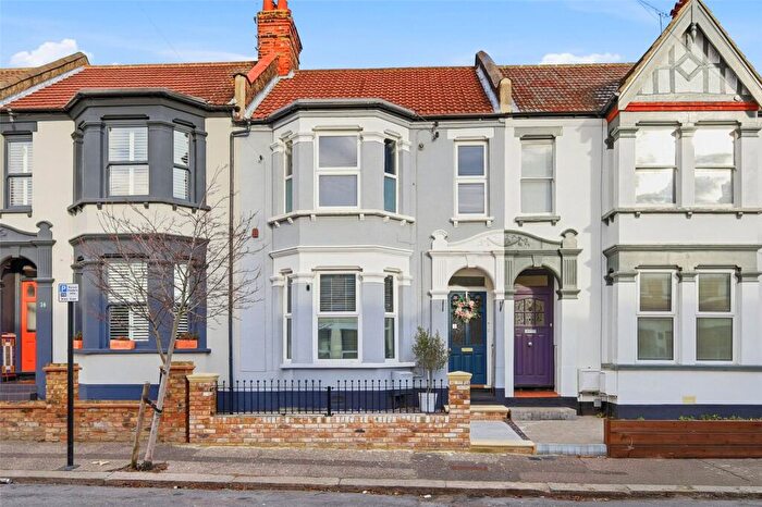 2 Bedroom Apartment For Sale In Hermitage Road, Westcliff-on-Sea, Essex, SS0