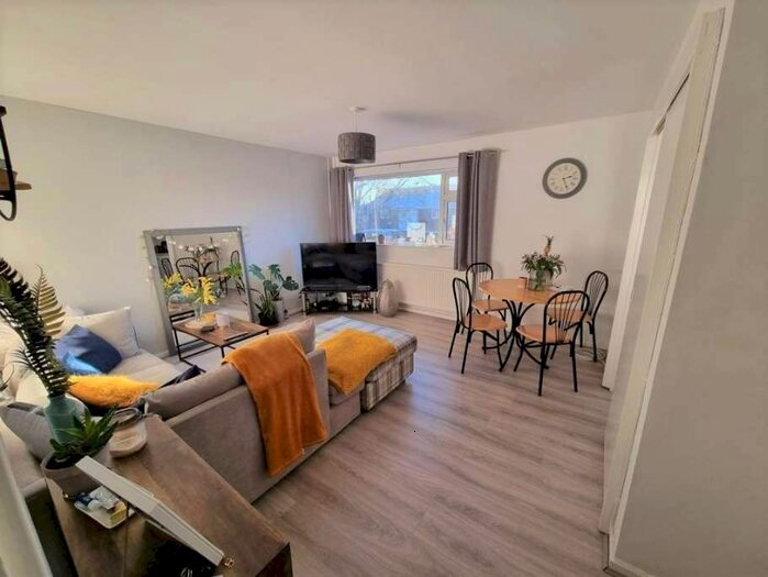 2 Bedroom Flat To Rent In Caldy Road, Wilmslow, SK9