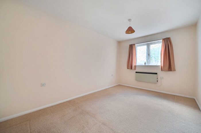 2 Bedroom Flat For Sale In Badgers Croft, Victoria Road, Mortimer Common, Reading, RG7