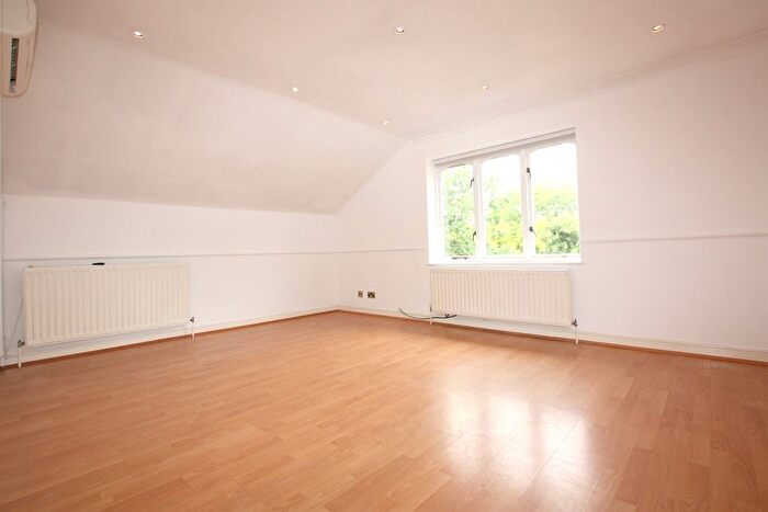 2 Bedroom Flat To Rent In Langham Court, Holmbrook Drive, Hendon, NW4