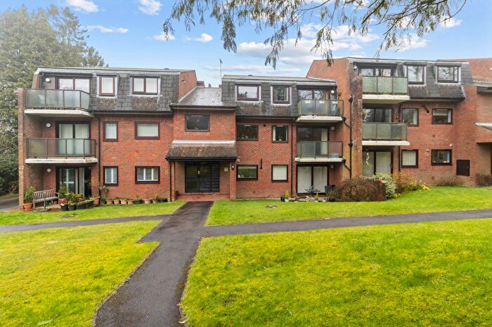 2 Bedroom Flat For Sale In Goldsmiths Avenue, Crowborough, East Sussex, TN6