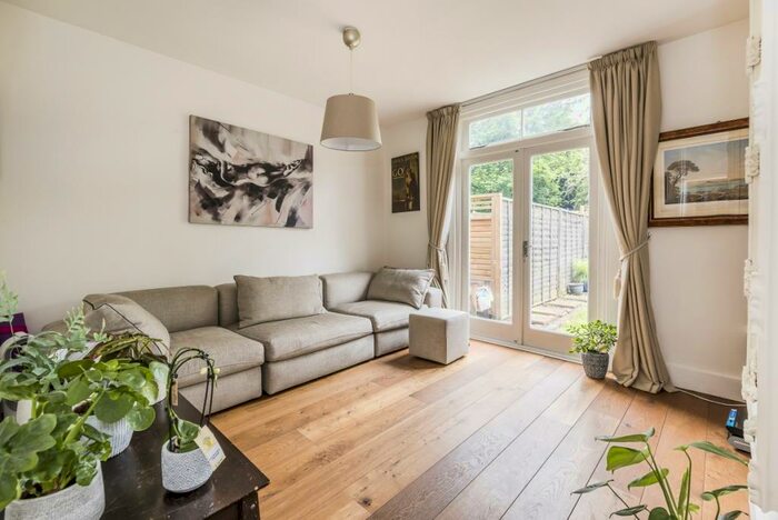 2 Bedroom Flat To Rent In Clive Road London, SE21