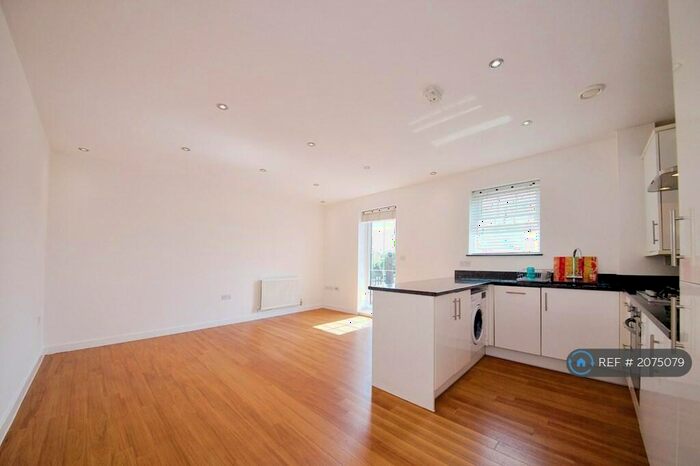2 Bedroom Flat To Rent In Coppetts Road, London, N10