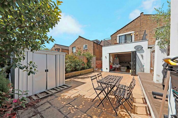 3 Bedroom Flat To Rent In ** Garden Flat ** Cholmondeley Avenue, London, NW10