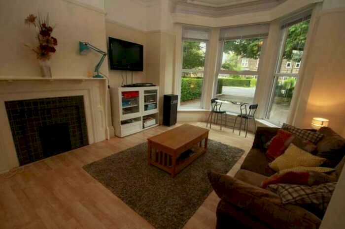 1 Bedroom Flat To Rent In Street Lane, Roundhay, Leeds, LS8