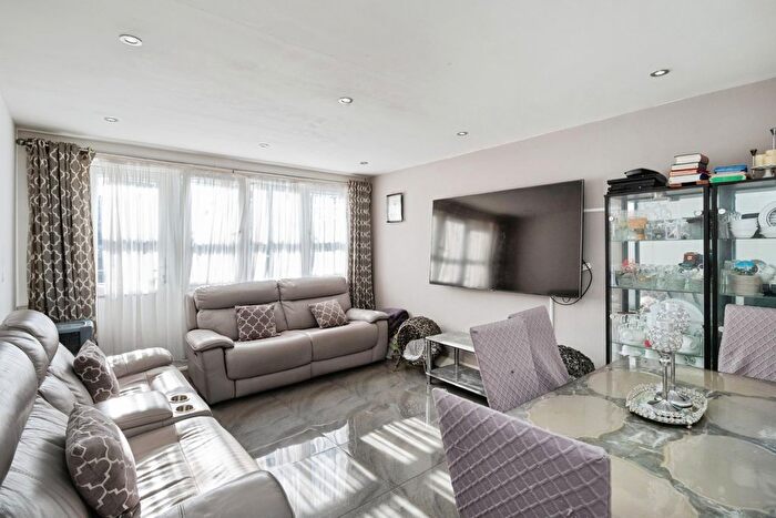 2 Bedroom Maisonette For Sale In Campbell Road, London, E3