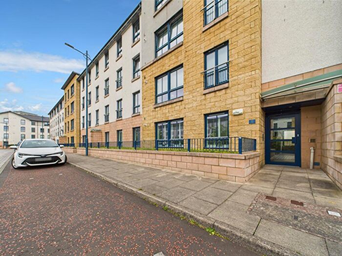 2 Bedroom Flat To Rent In Oatlands Square, Glasgow, G5