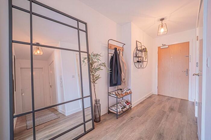 2 Bedroom Flat For Sale In Brentford, London, TW8