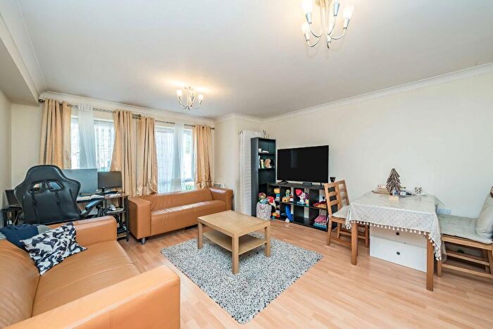 2 Bedroom Flat For Sale In Dominion Close, Hounslow, TW3