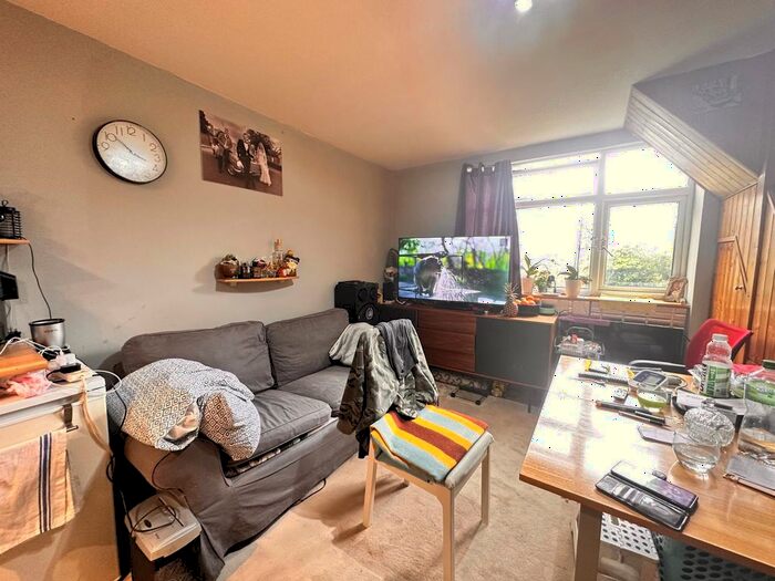 1 Bedroom Flat To Rent In St. Stephens Road, Hounslow, TW3