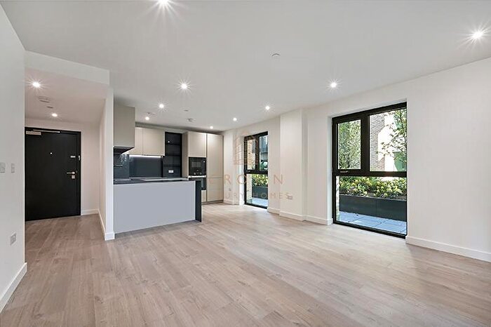 2 Bedroom Apartment To Rent In Hawker House, Woodberry Down, N4