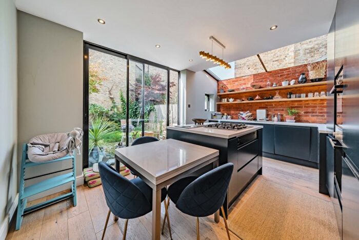 3 Bedroom Flat To Rent In Elms Crescent, London, SW4