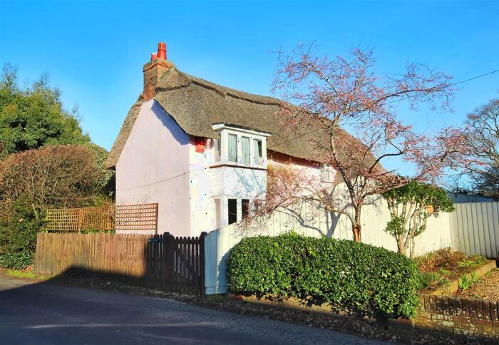 2 Bedroom Cottage To Rent In North Street, Pennington, Lymington, SO41