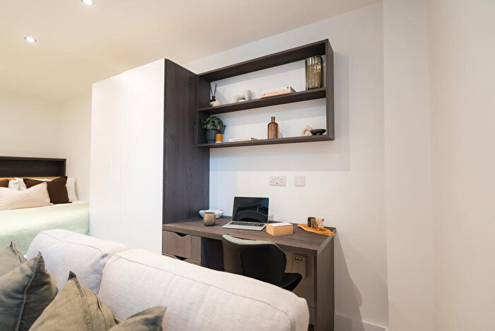 Apartment To Rent In Apt, Churchill House Residence #, LS1