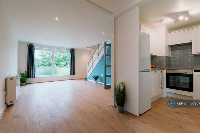 2 Bedroom Maisonette To Rent In Lima Court, Reading, RG1