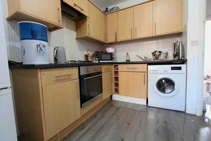 2 Bedroom Flat To Rent In Battersea Park Road, London, SW11
