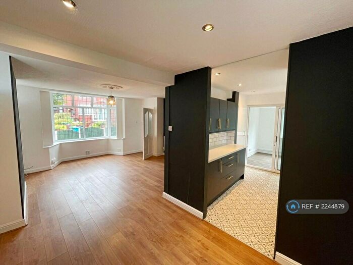 2 Bedroom Semi-Detached House To Rent In Fernlea Avenue, Chadderton, Oldham, OL1