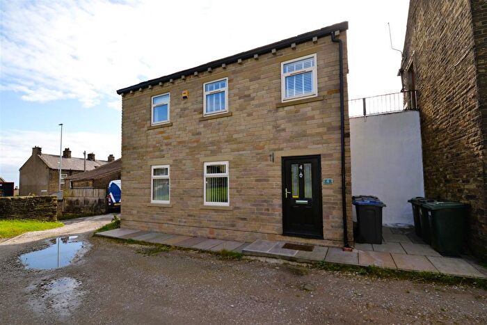 3 Bedroom Detached House To Rent In Queensbury Square, Queensbury, Bradford, BD13