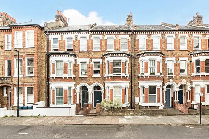 2 Bedroom Flat To Rent In Tremadoc Road, Clapham, SW4