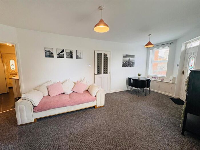 1 Bedroom Flat To Rent In Mount Street, Halesowen, West Midlands, B63