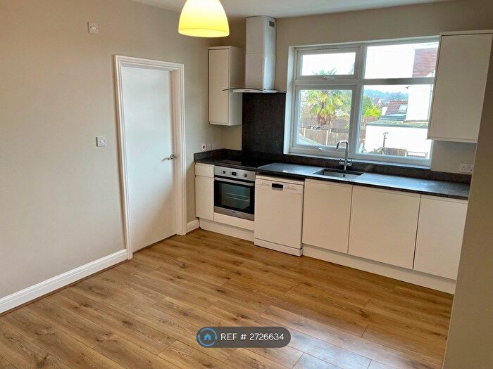 3 Bedroom Maisonette To Rent In Russell Lane, London, N20