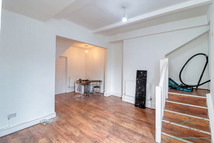 2 Bedroom Flat To Rent In High Street, Rushden, NN10