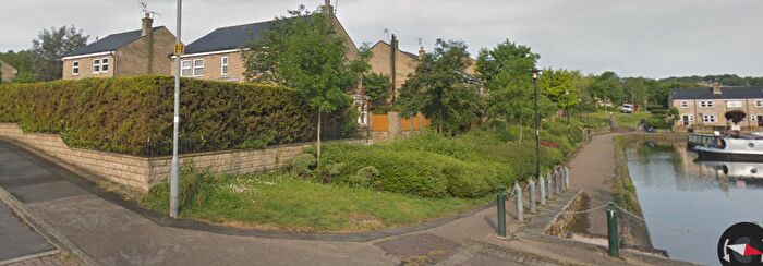 2 Bedroom Flat To Rent In Waterfront Mews, Bradford, West Yorkshire, BD10