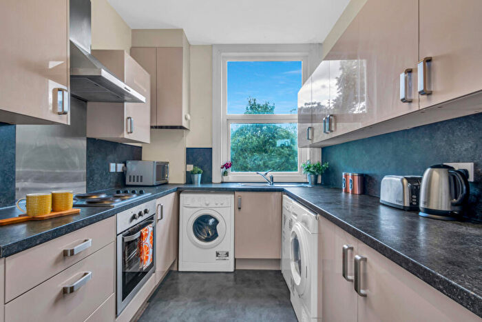 6 Bedroom Flat To Rent In Hyde Park Road, Leeds, LS6