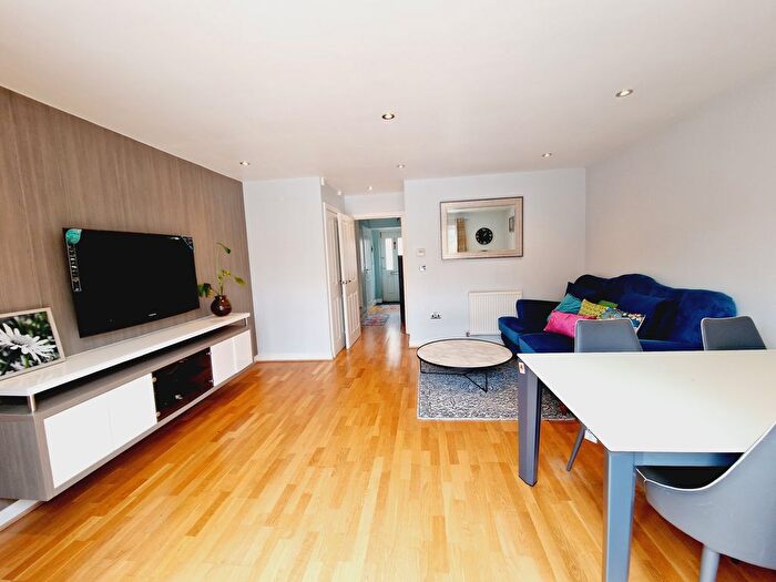 4 Bedroom Semi Detached House To Rent In Brunswick Road, Ealing, W5