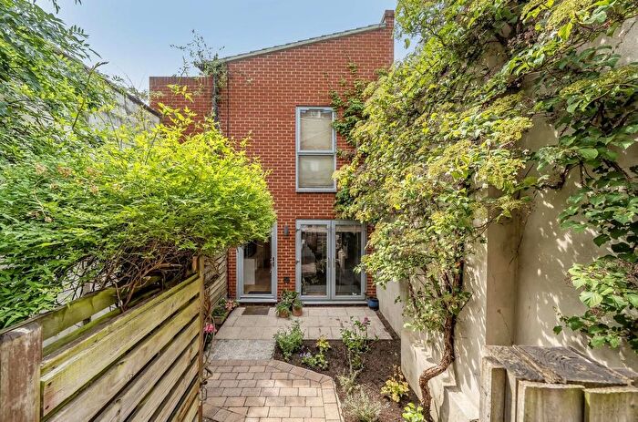 2 Bedroom Flat For Sale In Brownhill Road, London, SE6