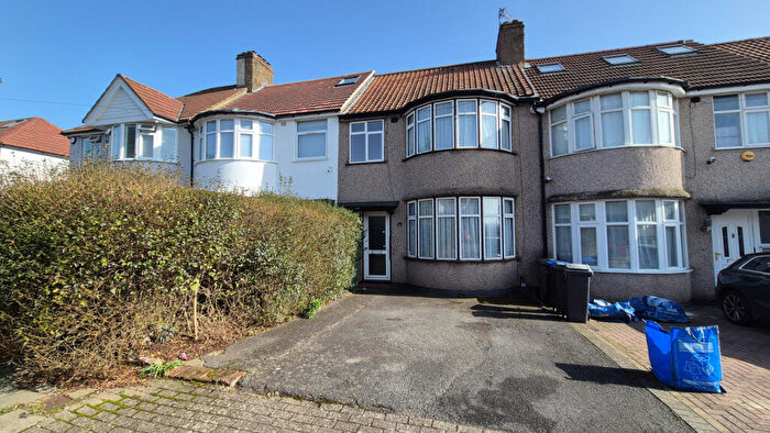 3 Bedroom Terraced House For Sale In Summit Avenue, Kingsbury, NW9