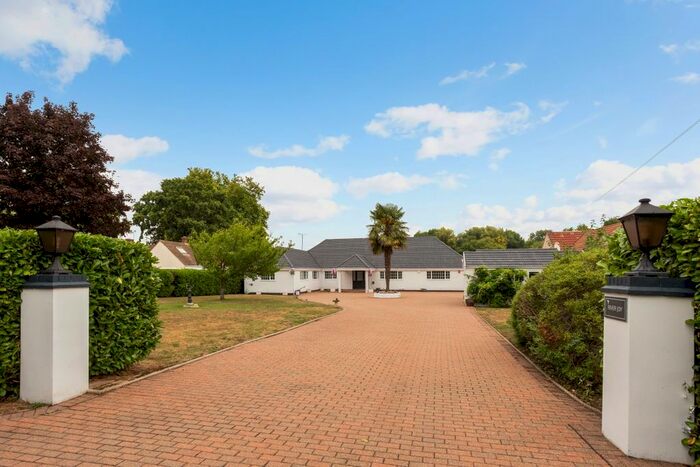 3 Bedroom Bungalow To Rent In Down Place, Water Oakley, Windsor, SL4