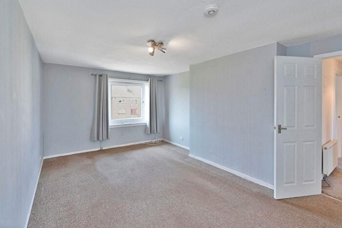 2 Bedroom Flat To Rent In Bailie Grove, Edinburgh, EH15