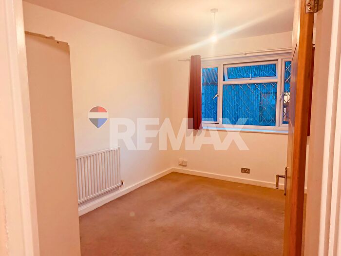 2 Bedroom Flat To Rent In Bush Close, Ilford, IG2