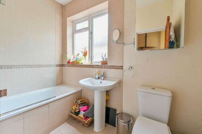 3 Bedroom Flat To Rent In Hambalt Road, Abbeville Village, London, SW4