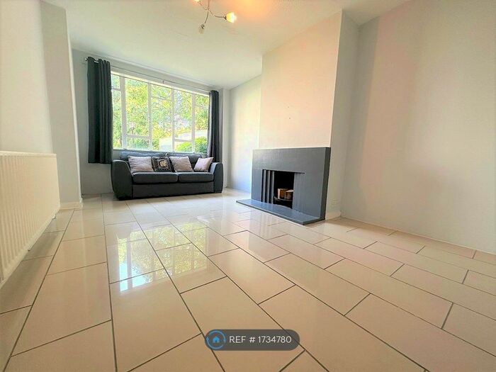 3 Bedroom Flat To Rent In Thurleigh Court, London, SW12