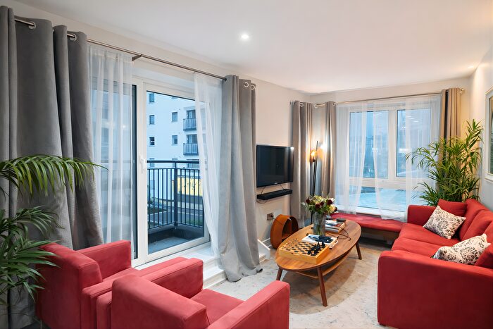 3 Bedroom Flat To Rent In Newport Avenue, London, E14