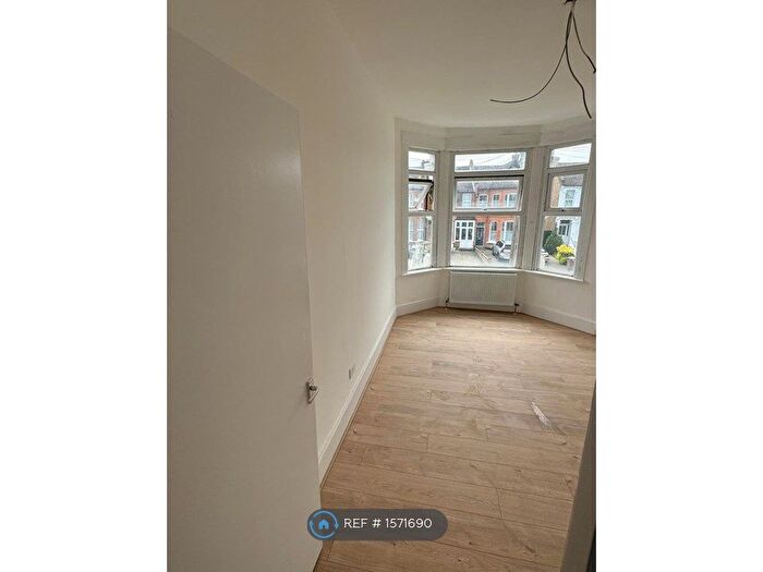 2 Bedroom Flat To Rent In Fillebrook Road, London, E11