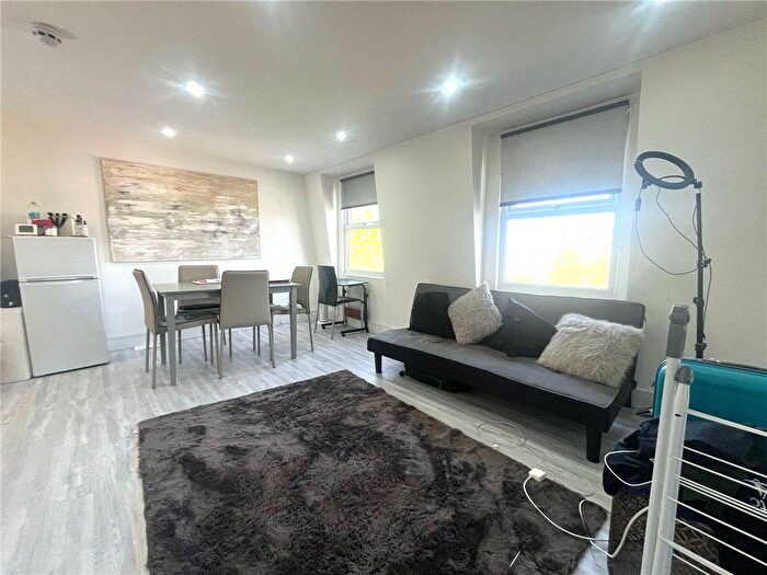 2 Bedroom Flat To Rent In Goldhawk Road, London, W12