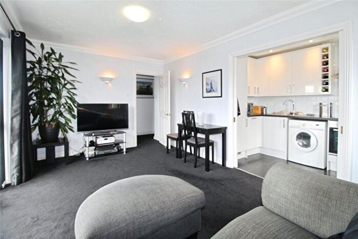 2 Bedroom Flat For Sale In Pacific Close, Southampton, Hampshire, SO14