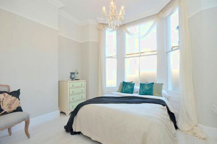 1 Bedroom Flat To Rent In Westwick Gardens, Brook Green, London, W14