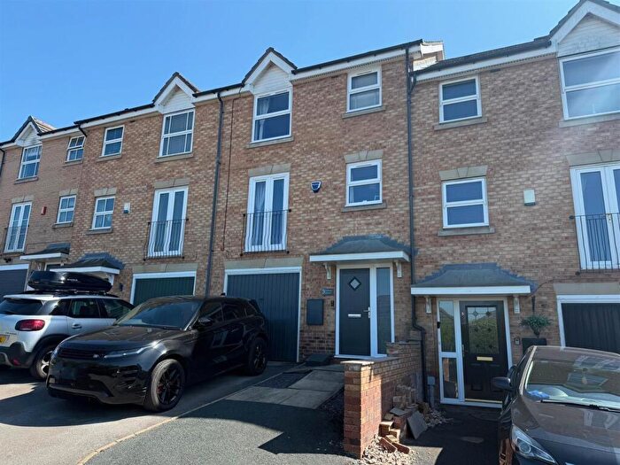 3 Bedroom Town House For Sale In Harvest Mount, Cote Farm, Thackley, Bradford, BD10