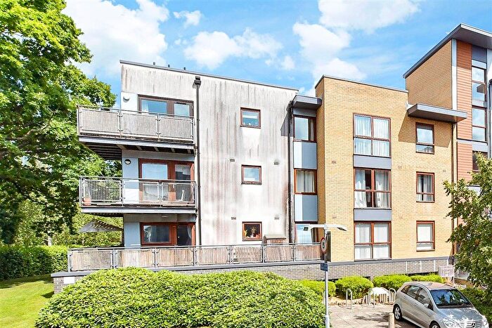 2 Bedroom Flat For Sale In Commonwealth Drive, Three Bridges, Crawley, West Sussex, RH10